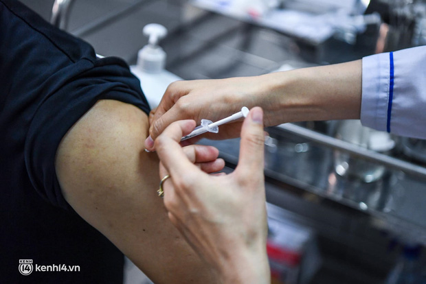  Ảnh: Hà Nội bắt đầu chiến dịch tiêm vắc xin Covid-19 cho người dân trên diện rộng - Ảnh 6.