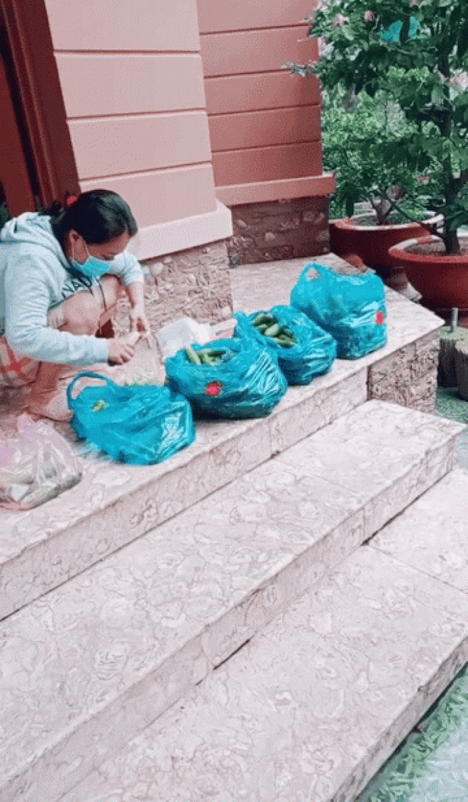  Cô chủ sộp nhất Sài Gòn mùa dịch: Giảm 50% tiền nhà, phát gạo miễn phí, cứ 3 ngày lại tặng 1 con gà và rau củ cho người thuê trọ  - Ảnh 2.