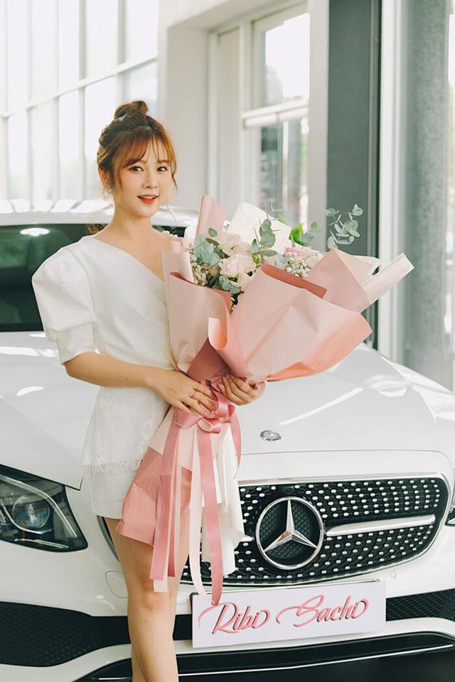 Nhóm hài giàu nhất Việt Nam: Người sắm Mercedes C Class 2018 tiền tỷ, vung tay chi trăm triệu kỉ niệm 3 tháng yêu đương, người mua Mercedes E250 sang trọng - Ảnh 4. Nhóm hài giàu nhất Việt Nam: Người sắm Mercedes C Class 2018 tiền tỷ, vung tay chi trăm triệu kỉ niệm 3 tháng yêu đương, người mua Mercedes E250 sang trọng - Ảnh 4.