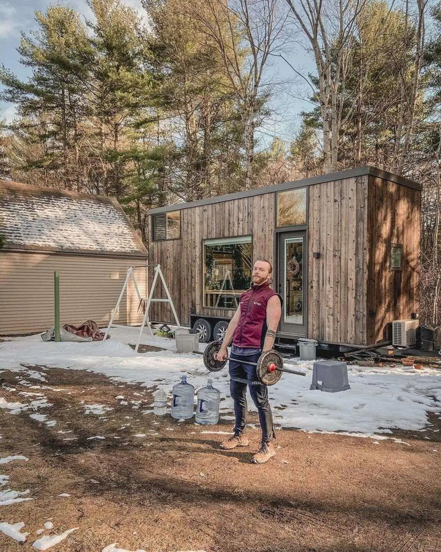 Sau 365 ngày đi khắp nơi trên thế giới, cặp đôi người Mỹ chọn dừng chân với căn nhà gỗ trong rừng, sống một đời đơn giản: Tối giản để tập trung vào ý nghĩa cuộc sống - Ảnh 21.
