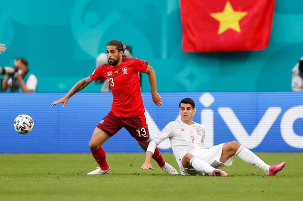 Tây Ban Nha - Thụy Sĩ - Euro 2020 - Vietnam - Vietnamese flag: Euro 2020 đã mang lại niềm vui và niềm tự hào cho các fan hâm mộ bóng đá trên khắp châu Âu và cả Việt Nam. Khám phá hình ảnh Tây Ban Nha, Thụy Sĩ, Euro 2020 và quốc kỳ Việt Nam đầy màu sắc. Cùng hòa mình trong không khí vui buồn của các trận đấu và những bất ngờ của giải bóng đá này.