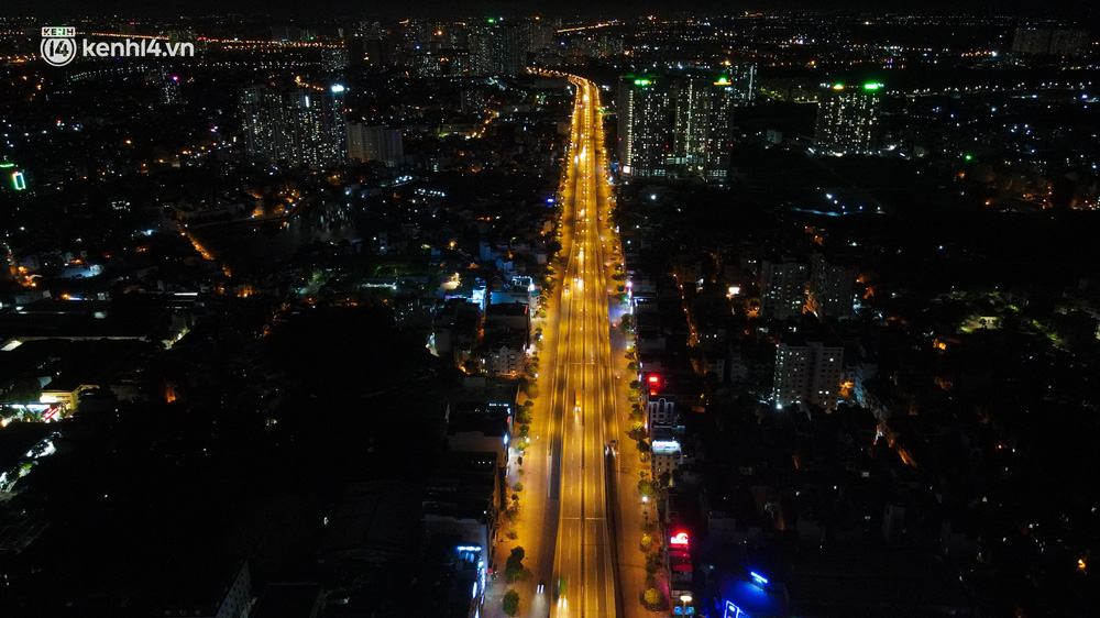 Một đêm Hà Nội vắng lạnh, chỉ còn những bóng người rong ruổi trên phố. Hãy cùng chiêm ngưỡng hình ảnh đẹp mơ màng của những con đường thanh tịnh giữa lòng thủ đô.