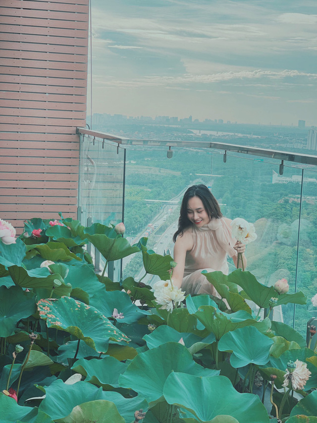  Ở penthouse rộng 300m2 trên tầng 30, vợ chồng trẻ chịu chơi xây hẳn hồ trồng hoa sen ngoài ban công  - Ảnh 2.