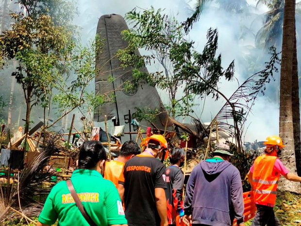 Vụ rơi máy bay kinh hoàng tại Philippines: Một số binh sĩ kịp nhảy ra khỏi máy bay trước khi phương tiện lao thẳng xuống đất nổ tung - Ảnh 2.