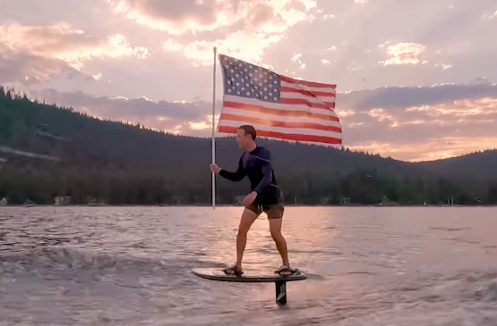 Ăn mừng ngày Quốc khánh, Mark Zuckerberg cầm cờ Mỹ lướt sóng điệu nghệ - Ảnh 1.