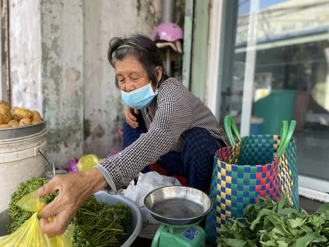  CLIP: Cận cảnh lao động tự do mưu sinh ở TP HCM từ sáng đến trưa 6-7  - Ảnh 2.