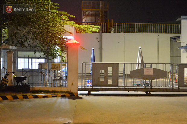  Ca dương tính SARS-CoV-2 mới tại Hà Nội: Công nhân chờ xét nghiệm xuyên đêm, nhiều người trò chuyện quên đeo khẩu trang - Ảnh 13.