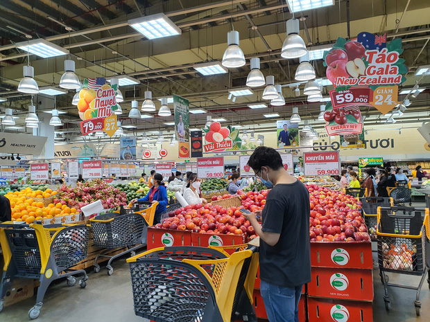 ẢNH: Người Sài Gòn đổ xô mua thực phẩm, hàng tươi sống khan hiếm cục bộ nhưng siêu thị khẳng định không thiếu hàng - Ảnh 14.