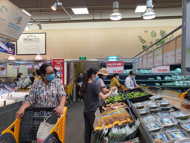 ẢNH: Người Sài Gòn đổ xô mua thực phẩm, hàng tươi sống khan hiếm cục bộ nhưng siêu thị khẳng định không thiếu hàng - Ảnh 19.