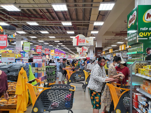ẢNH: Người Sài Gòn đổ xô mua thực phẩm, hàng tươi sống khan hiếm cục bộ nhưng siêu thị khẳng định không thiếu hàng - Ảnh 22.