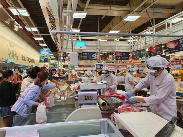 ẢNH: Người Sài Gòn đổ xô mua thực phẩm, hàng tươi sống khan hiếm cục bộ nhưng siêu thị khẳng định không thiếu hàng - Ảnh 6.