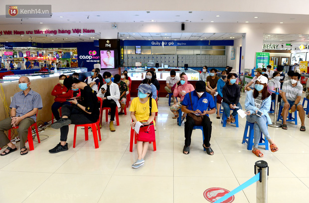  ẢNH: Người Sài Gòn tranh thủ đi chợ, xếp hàng trong siêu thị chờ đến lượt mua thịt cá, rau củ trước giờ giãn cách xã hội  - Ảnh 1.