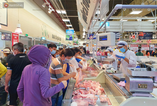  ẢNH: Người Sài Gòn tranh thủ đi chợ, xếp hàng trong siêu thị chờ đến lượt mua thịt cá, rau củ trước giờ giãn cách xã hội  - Ảnh 2.