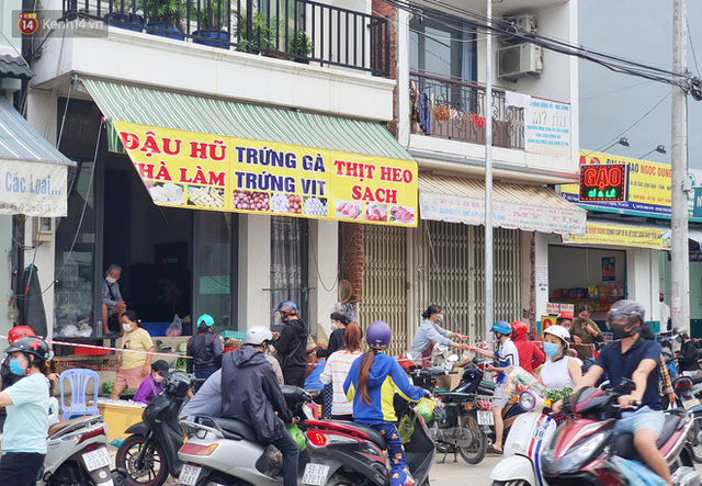  ẢNH: Người Sài Gòn tranh thủ đi chợ, xếp hàng trong siêu thị chờ đến lượt mua thịt cá, rau củ trước giờ giãn cách xã hội  - Ảnh 12.