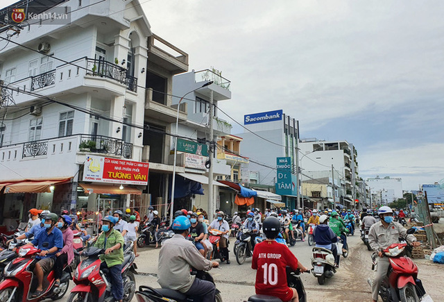  ẢNH: Người Sài Gòn tranh thủ đi chợ, xếp hàng trong siêu thị chờ đến lượt mua thịt cá, rau củ trước giờ giãn cách xã hội  - Ảnh 13.