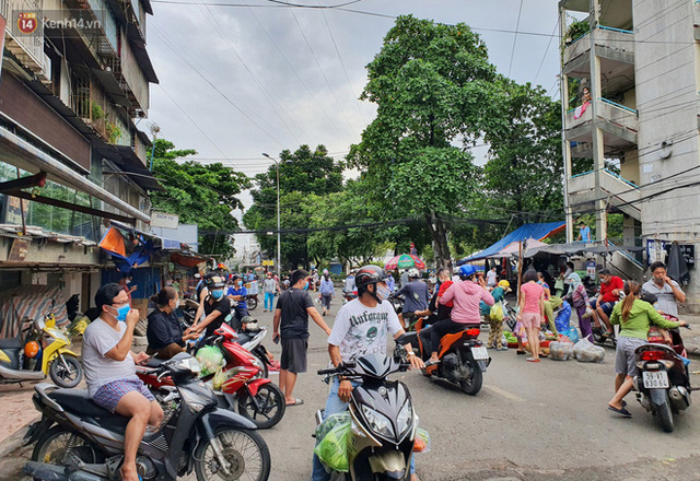  ẢNH: Người Sài Gòn tranh thủ đi chợ, xếp hàng trong siêu thị chờ đến lượt mua thịt cá, rau củ trước giờ giãn cách xã hội  - Ảnh 14.