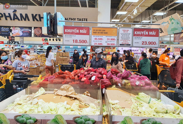  ẢNH: Người Sài Gòn tranh thủ đi chợ, xếp hàng trong siêu thị chờ đến lượt mua thịt cá, rau củ trước giờ giãn cách xã hội  - Ảnh 16.