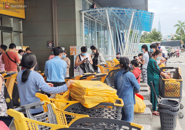  ẢNH: Người Sài Gòn tranh thủ đi chợ, xếp hàng trong siêu thị chờ đến lượt mua thịt cá, rau củ trước giờ giãn cách xã hội  - Ảnh 17.