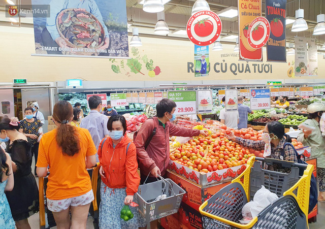  ẢNH: Người Sài Gòn tranh thủ đi chợ, xếp hàng trong siêu thị chờ đến lượt mua thịt cá, rau củ trước giờ giãn cách xã hội  - Ảnh 3.