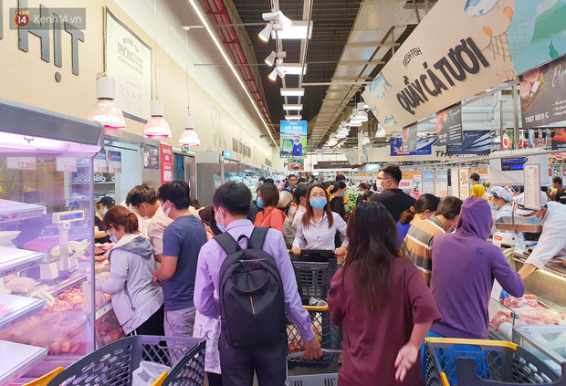  ẢNH: Người Sài Gòn tranh thủ đi chợ, xếp hàng trong siêu thị chờ đến lượt mua thịt cá, rau củ trước giờ giãn cách xã hội  - Ảnh 4.