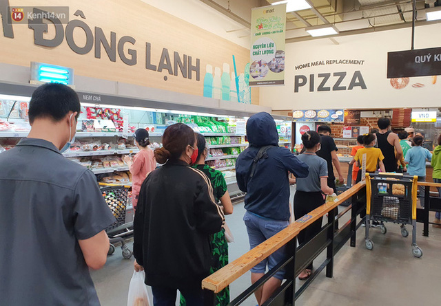  ẢNH: Người Sài Gòn tranh thủ đi chợ, xếp hàng trong siêu thị chờ đến lượt mua thịt cá, rau củ trước giờ giãn cách xã hội  - Ảnh 9.