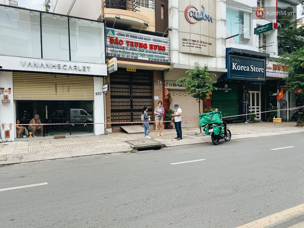  Ngày đầu cách ly ở Sài Gòn, ra đường chỉ thấy shipper: Vẫn miệt mài giao hàng đến những khu phong tỏa cho người dân - Ảnh 1.