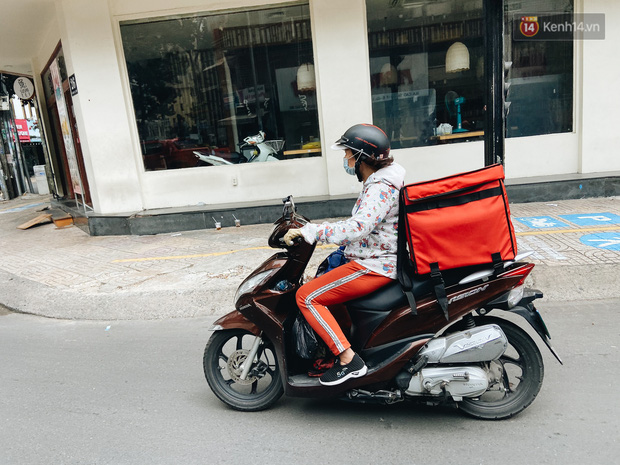  Ngày đầu cách ly ở Sài Gòn, ra đường chỉ thấy shipper: Vẫn miệt mài giao hàng đến những khu phong tỏa cho người dân - Ảnh 13.