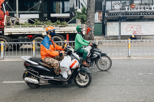  Ngày đầu cách ly ở Sài Gòn, ra đường chỉ thấy shipper: Vẫn miệt mài giao hàng đến những khu phong tỏa cho người dân - Ảnh 4.