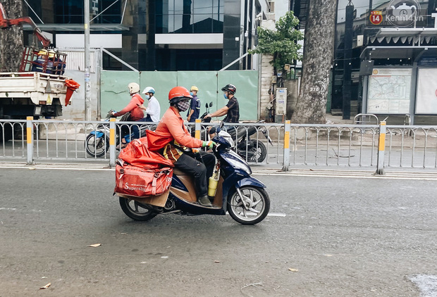  Ngày đầu cách ly ở Sài Gòn, ra đường chỉ thấy shipper: Vẫn miệt mài giao hàng đến những khu phong tỏa cho người dân - Ảnh 5.