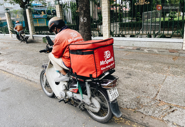  Ngày đầu cách ly ở Sài Gòn, ra đường chỉ thấy shipper: Vẫn miệt mài giao hàng đến những khu phong tỏa cho người dân - Ảnh 8.