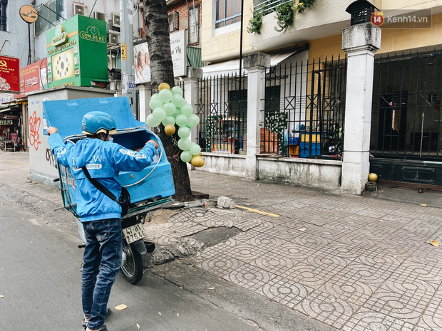  Ngày đầu cách ly ở Sài Gòn, ra đường chỉ thấy shipper: Vẫn miệt mài giao hàng đến những khu phong tỏa cho người dân - Ảnh 10.