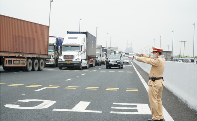  TP Hồ Chí Minh: Phương tiện dán mã QR được lưu thông xuyên suốt, tạo điều kiện vận chuyển hàng hóa  - Ảnh 1.