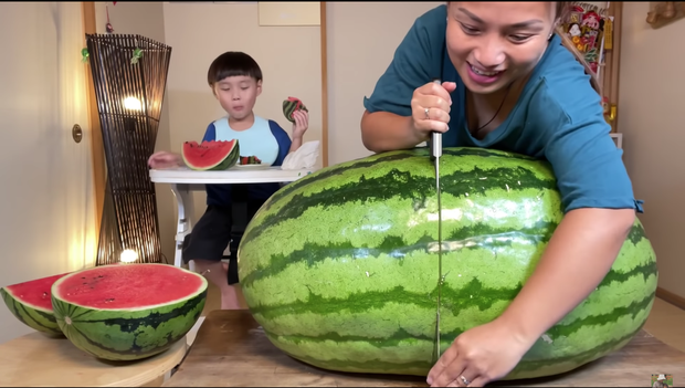  Quỳnh Trần JP trở thành YouTuber Việt Nam đầu tiên ăn quả dưa hấu khổng lồ: Giá rẻ như cho nhưng nhìn cực choáng ngợp - Ảnh 3.