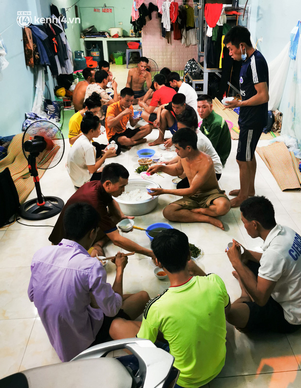 Những công nhân xây dựng mắc kẹt trong các phòng trọ chật hẹp ở Hà Nội: Chỉ biết làm bạn với bức tường, ăn mì tôm qua ngày - Ảnh 3.