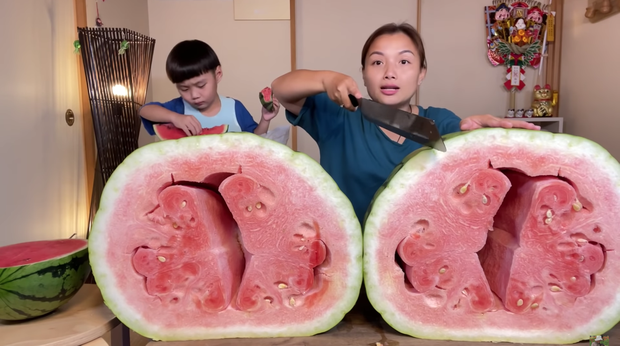  Quỳnh Trần JP trở thành YouTuber Việt Nam đầu tiên ăn quả dưa hấu khổng lồ: Giá rẻ như cho nhưng nhìn cực choáng ngợp - Ảnh 4.