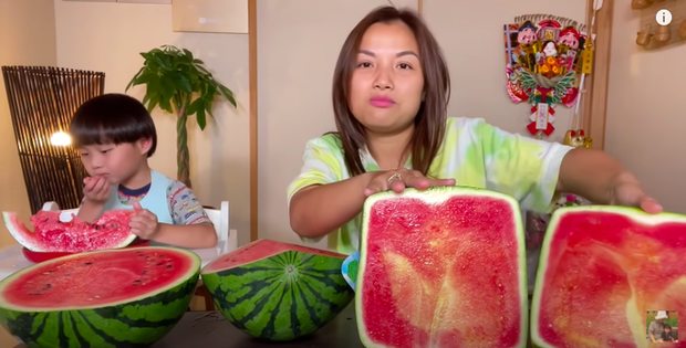  Quỳnh Trần JP trở thành YouTuber Việt Nam đầu tiên ăn quả dưa hấu khổng lồ: Giá rẻ như cho nhưng nhìn cực choáng ngợp - Ảnh 5.