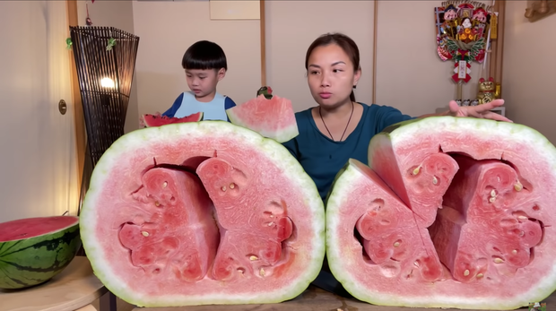  Quỳnh Trần JP trở thành YouTuber Việt Nam đầu tiên ăn quả dưa hấu khổng lồ: Giá rẻ như cho nhưng nhìn cực choáng ngợp - Ảnh 6.