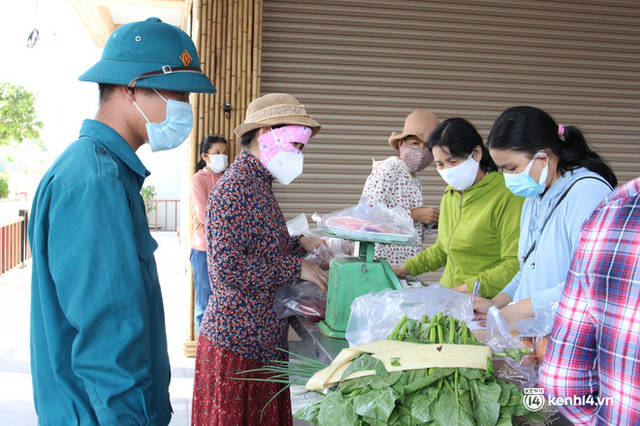  Ảnh: Người dân Đà Nẵng phấn khởi mua thực phẩm tại điểm bán hàng lưu động bình ổn giá  - Ảnh 2.