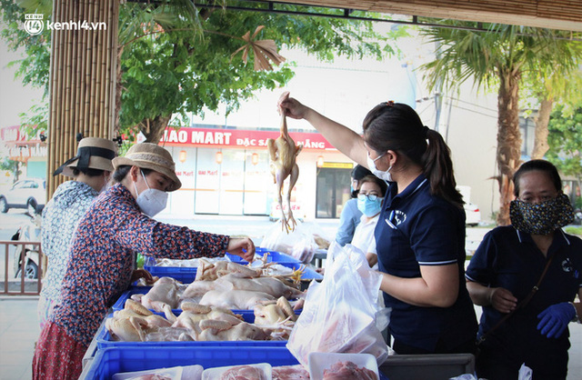  Ảnh: Người dân Đà Nẵng phấn khởi mua thực phẩm tại điểm bán hàng lưu động bình ổn giá  - Ảnh 13.
