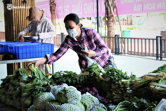  Ảnh: Người dân Đà Nẵng phấn khởi mua thực phẩm tại điểm bán hàng lưu động bình ổn giá  - Ảnh 10.