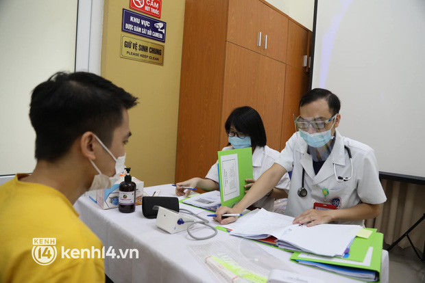  Ảnh: Những tình nguyện viên đầu tiên tại Hà Nội tiêm thử nghiệm vaccine Covid-19 thứ 3 của Việt Nam - Ảnh 3.