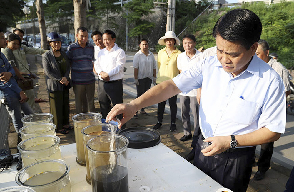 Tổng Giám đốc Công ty thoát nước Hà Nội mang tiền nhà tạm ứng cho công ty gia đình ông Nguyễn Đức Chung - Ảnh 2. Tổng Giám đốc Công ty thoát nước Hà Nội mang tiền nhà tạm ứng cho công ty gia đình ông Nguyễn Đức Chung - Ảnh 2.