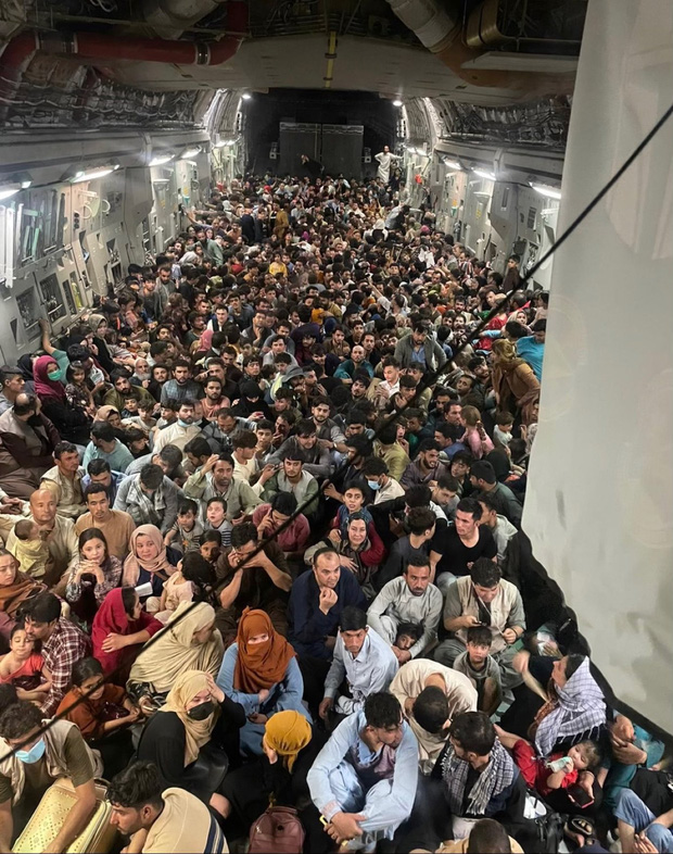  Bức ảnh gây sốc: Hơn 600 người Afghanistan nhồi nhét kín đặc trong khoang máy bay Mỹ để tháo chạy khỏi đất nước - Ảnh 1.