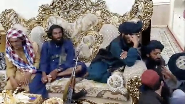  Clip quân Taliban ăn uống vui vẻ trong cung điện dát vàng của vị tướng khét tiếng nhất Afghanistan - Ảnh 2.