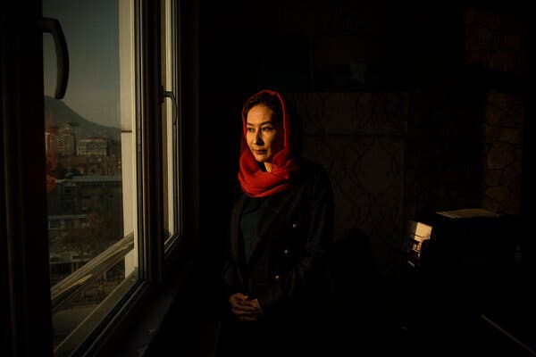  Chẳng có mặt trời rực rỡ nào cho phụ nữ Afghanistan: Nơi 1 cô gái chỉ rời khỏi nhà cha mẹ trong bộ cô dâu trắng, và chỉ trở về nhà trong tấm khăn tang trắng  - Ảnh 1.