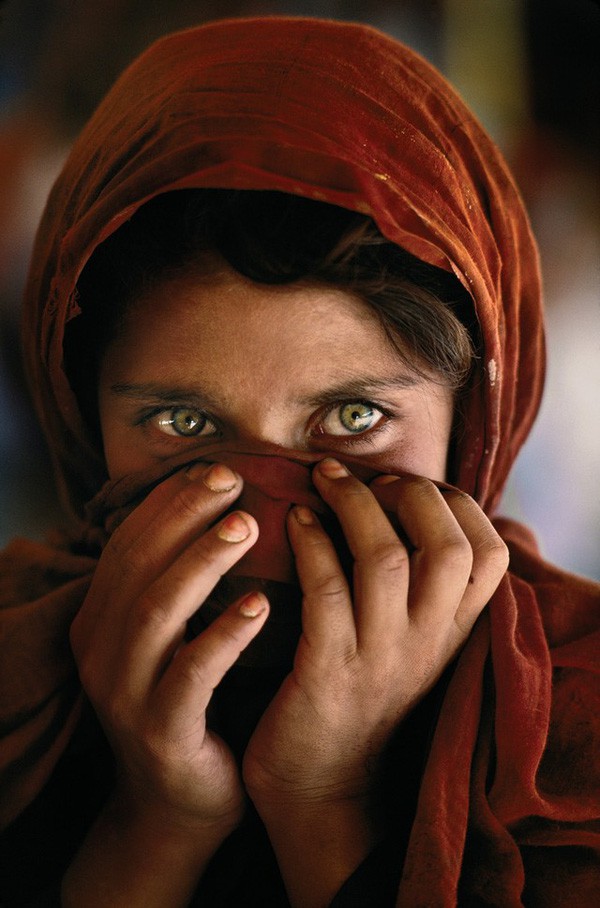  Phía sau đôi mắt hút hồn chứa đựng số phận nghiệt ngã của đứa trẻ tị nạn mồ côi - Ảnh 3.