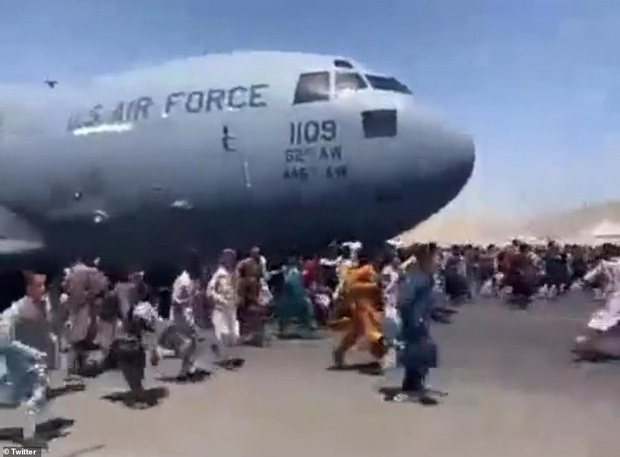 Clip kinh hoàng: Người tị nạn Afghanistan tự trói mình vào máy bay, bị gió mạnh quăng quật giữa không trung - Ảnh 5.