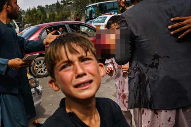 Những bà mẹ Afghanistan tuyệt vọng ném con qua rào chắn, xin người ta đưa chúng đi thật xa: Quặn lòng ánh mắt những đứa trẻ tìm mẹ - Ảnh 1.