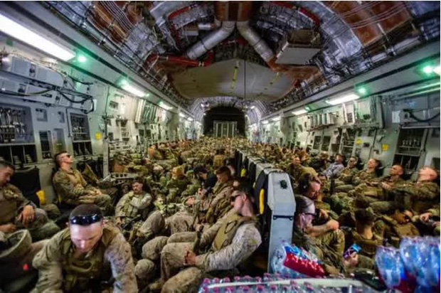  Mỹ công bố những bức ảnh đầu tiên về cuộc sơ tán khỏi Afghanistan - Ảnh 2.