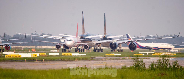  Máy bay ngủ la liệt trên sân bay Nội Bài do ảnh hưởng của đại dịch COVID-19 - Ảnh 1.